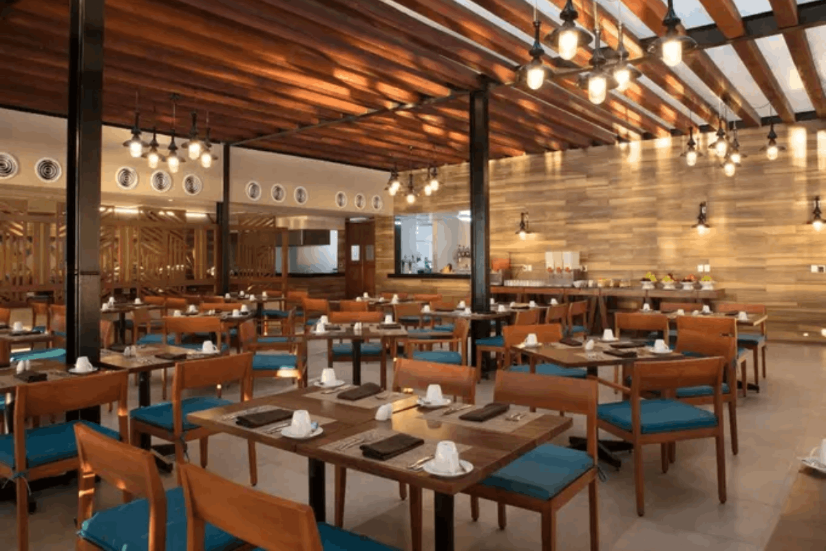 Restaurante O en Krystal Grand Los Cabos con buffet internacional y ambiente moderno para desayuno, comida y cena.